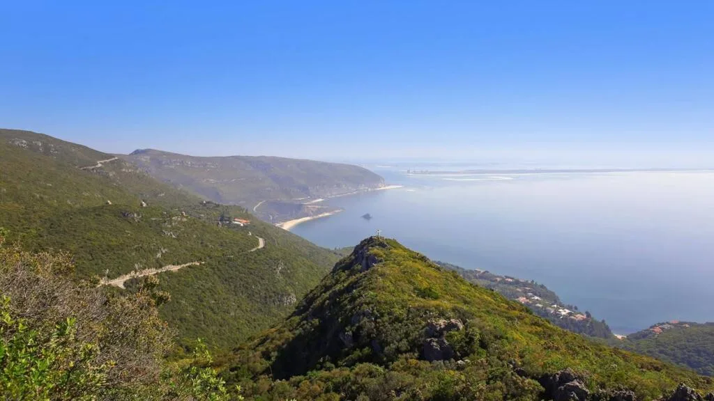 Ultrarricos avançam sobre o litoral de Portugal apesar de lei garantir praias públicas
