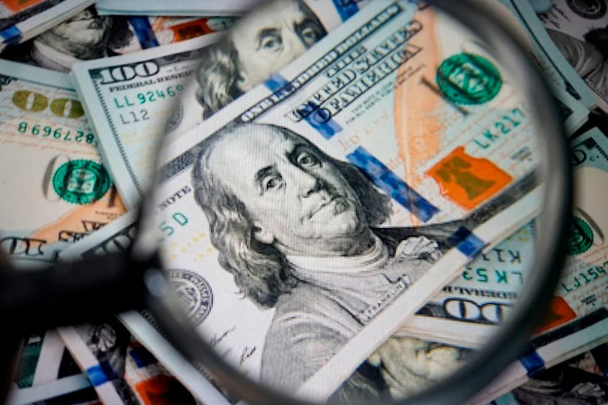 Dólar cai e Bolsa registra 10ª queda seguida. Petróleo volta a US$ 90