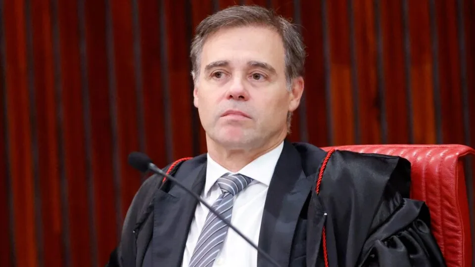 Mendonça manda PT retirar anúncios e CUT apagar posts contra Flávio