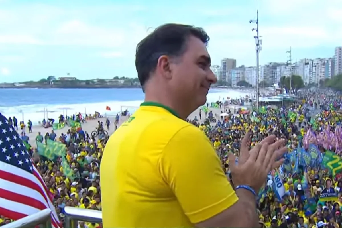 Com fala gravada de Bolsonaro, Flávio inicia corrida à Presidência