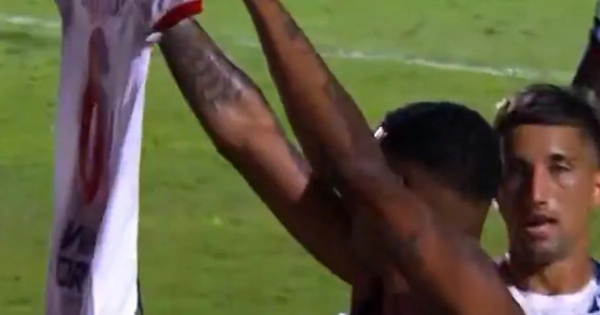 Video: festejó como Leo Messi y un rival le rompió la camiseta