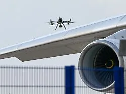 Auch kleine Flughäfen im Visier: Luftfahrtbranche beklagt Millionenschaden durch Drohnenvorfälle