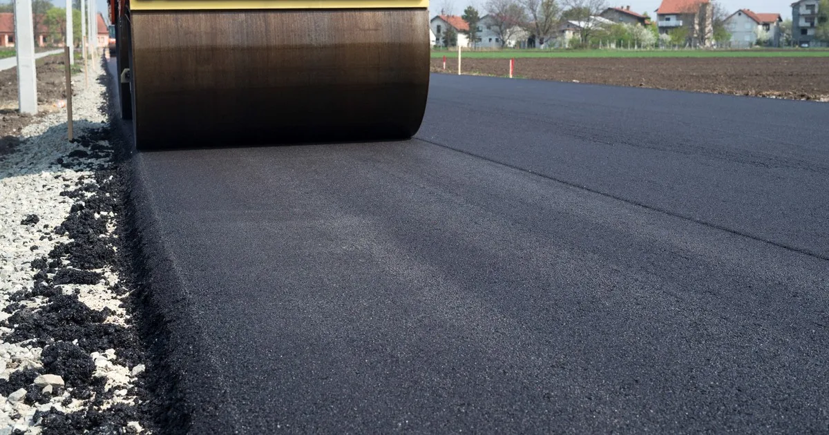 En 2020, una ciudad de EE.UU. cubrió 36 millas de calles y estacionamientos con material reflectante para combatir el calor extremo: las superficies se enfriaron al mediodía, pero la exposición al calor para los peatones aumentó 5,3°C