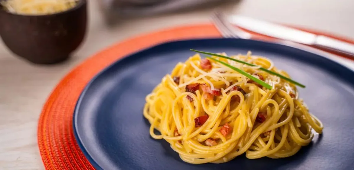 Receita de espaguete à carbonara com creme de leite: HZ ensina passo a passo