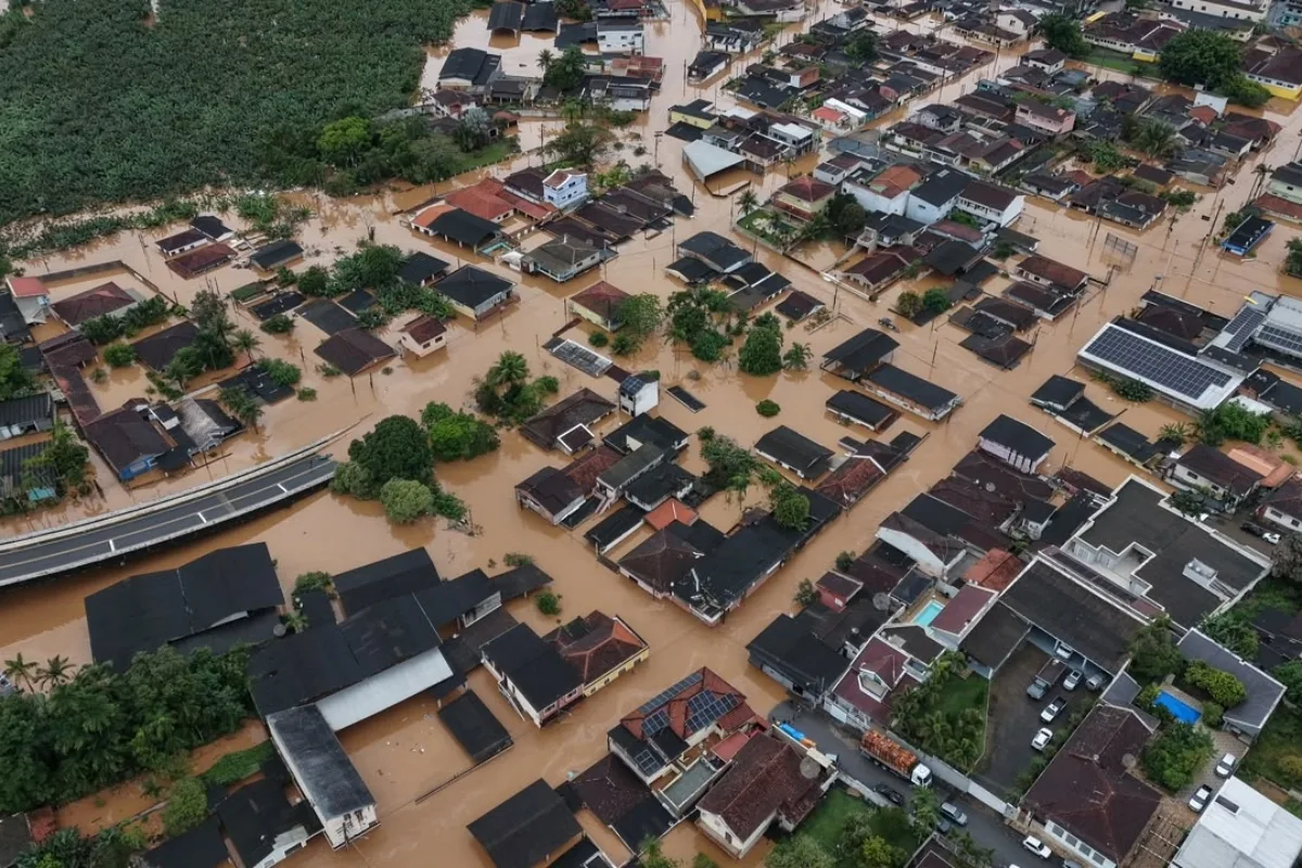 Cidade de SP fica embaixo d'água após chuvas e cheia do Rio Ribeira