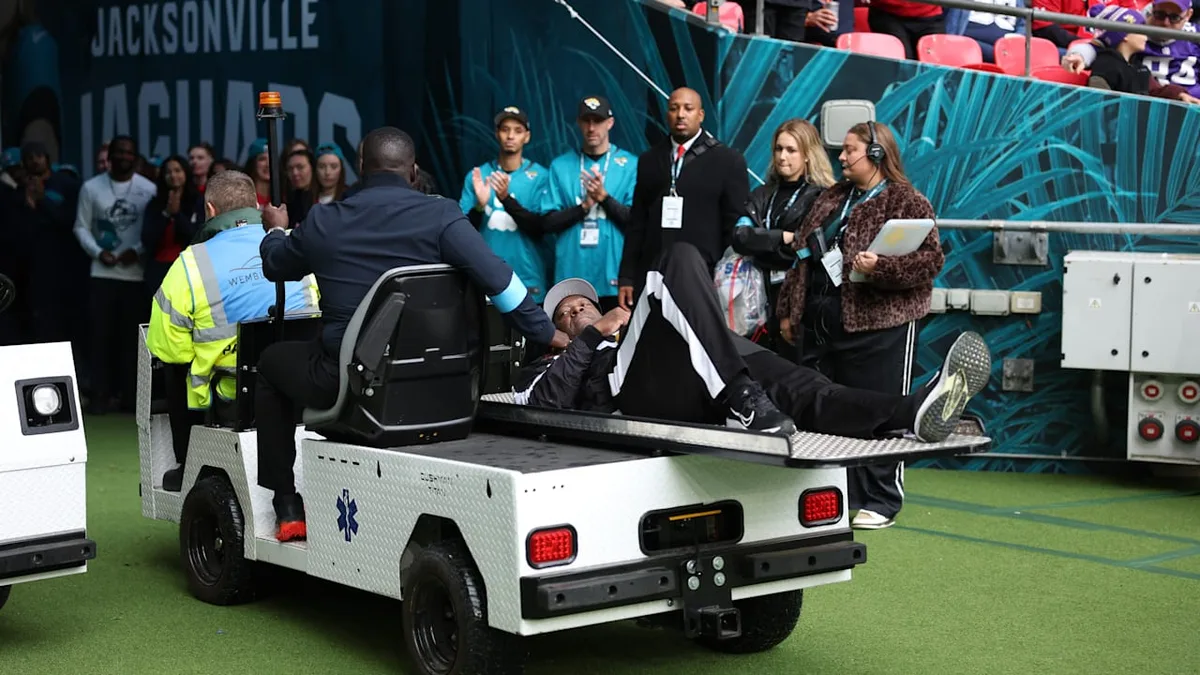 Kuriose Szene beim London-Spiel - NFL-Schiri wird aus dem Stadion gefahren