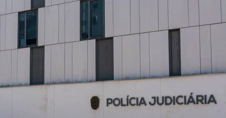 17 anos por estrangular companheira e fugir para Praga