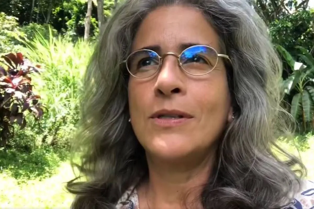 Atriz Lúcia Veríssimo vive em fazenda onde planta o que come e cria animais