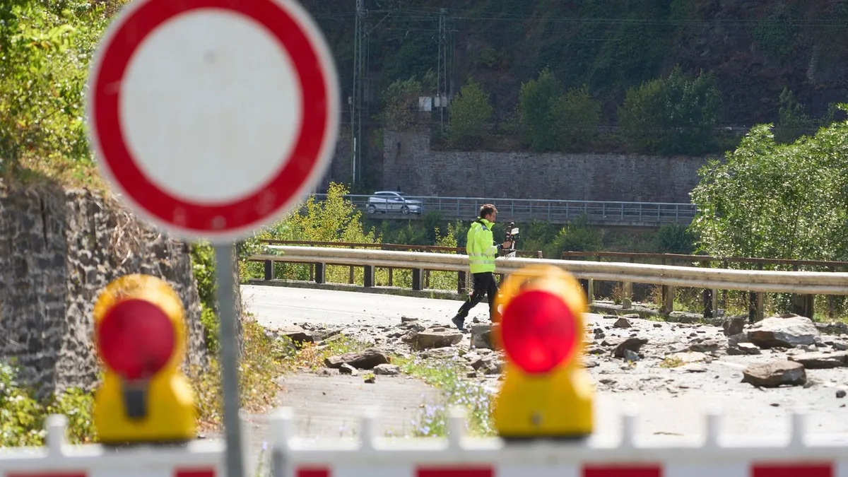 Loreley: Schuhkartongroße Felsbrocken stürzen auf Straße an Loreley