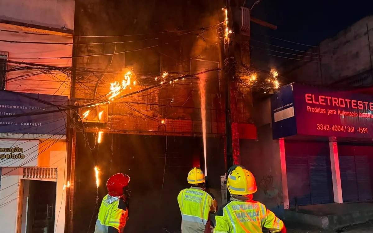 Bombeiros resgatam duas mulheres e cachorro em incêndio na Av. Tefé, em Manaus