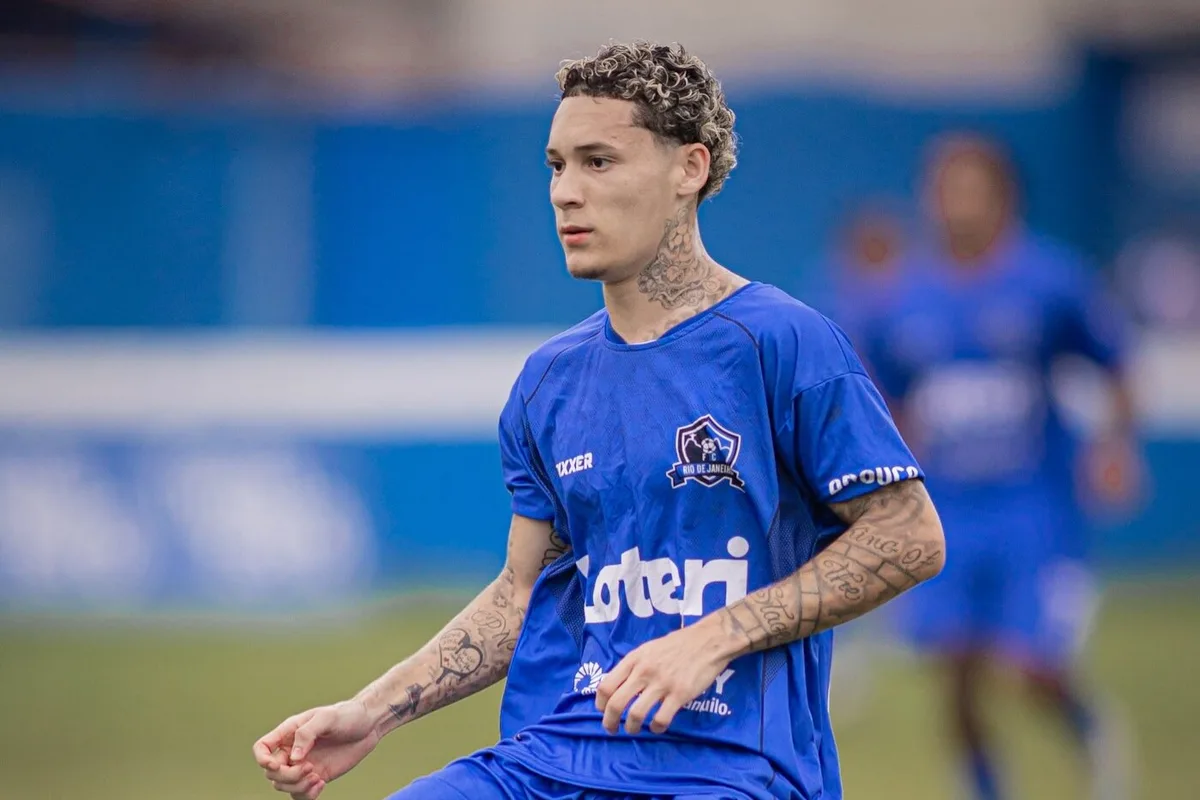 Cantor milionário joga futebol de graça em filial de time europeu