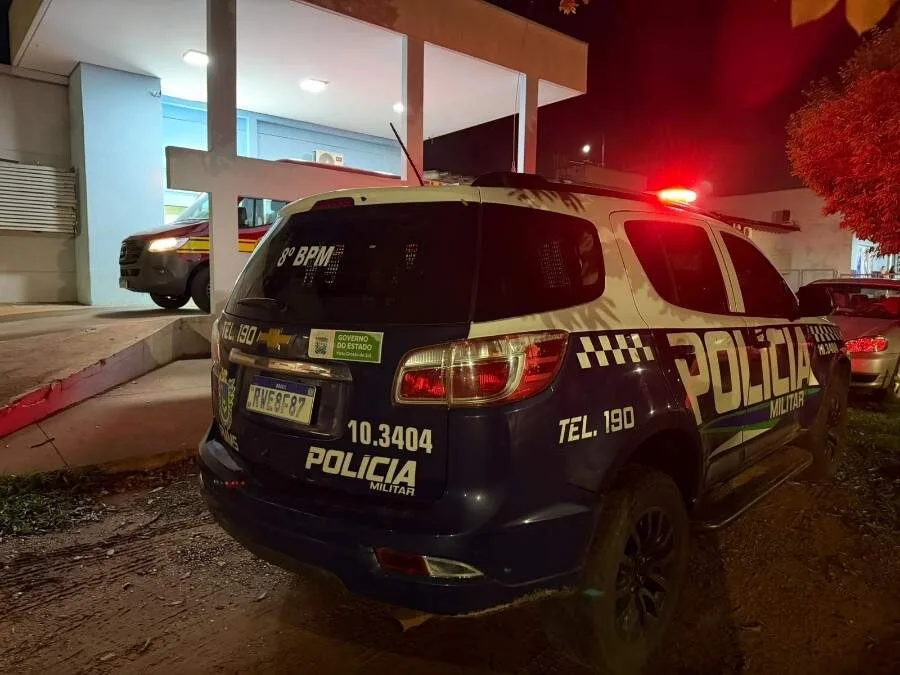 Homem é socorrido em estado grave após ser baleado na cabeça em praça
