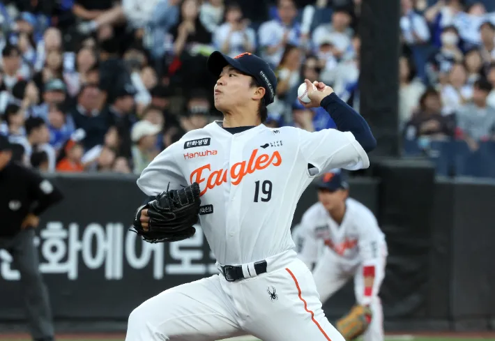 10승 투수 폐렴, 2점대 투수 어깨…한화·두산, 날벼락