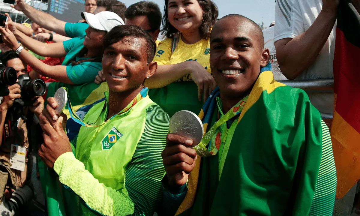 Medalha que fez de Isaquias Queiroz único no país veio nos braços da torcida