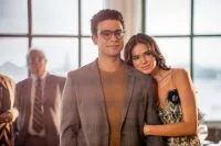 Vídeo de Marquezine e Alanis Guillen se beijando em série viraliza na web
