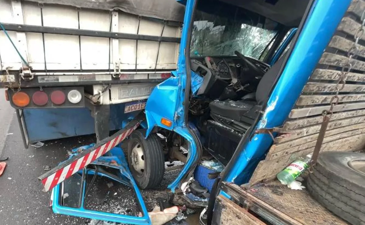 Mulher fica presa às ferragens após engavetamento com três caminhões em viaduto da BR-277