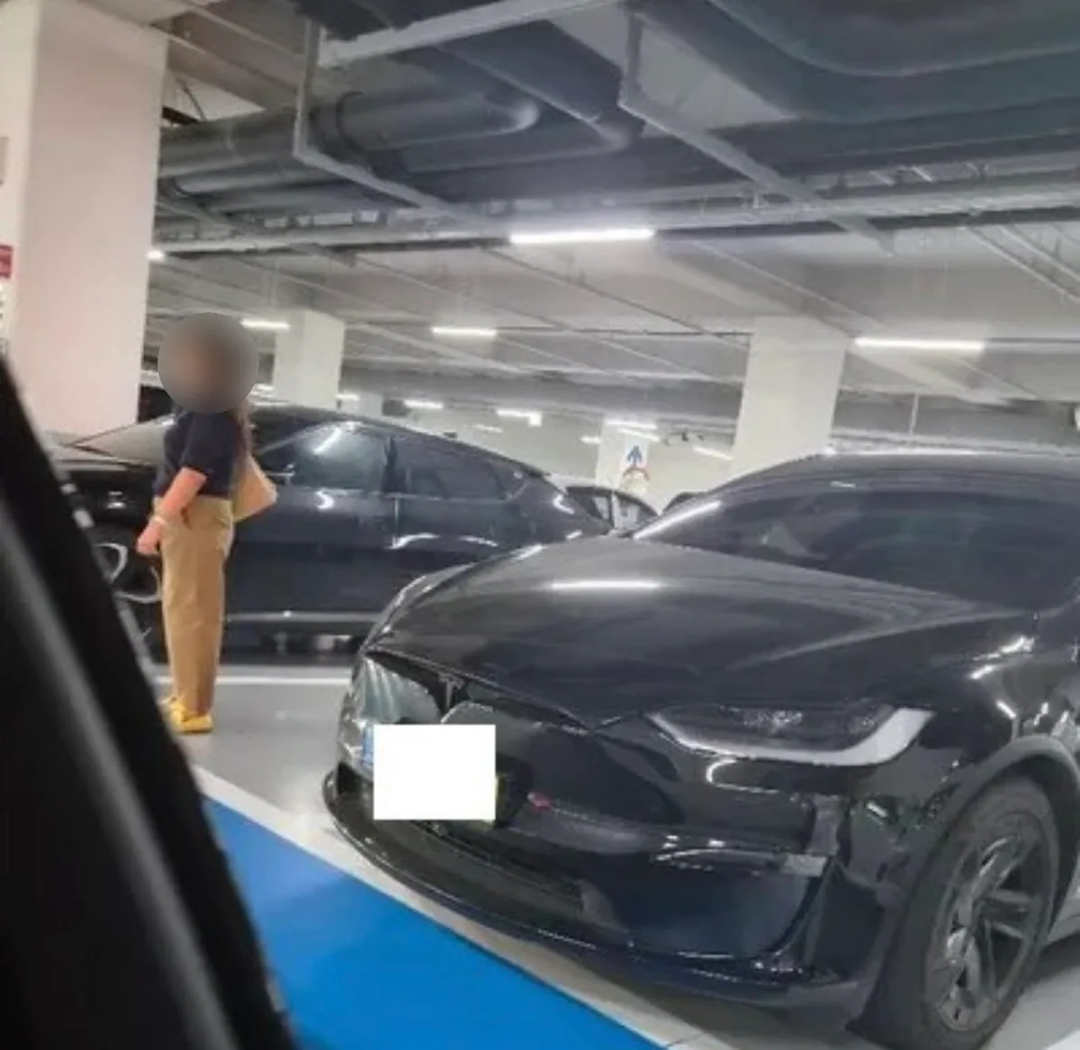 주차 공간에 서서 “내 자리”…차량 손으로 친 여성 논란