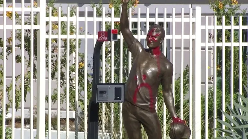 "Un acte de vandalisme diabolique": une statue rendant hommage à Charlie Kirk peinte en rouge quelques jours après son inauguration