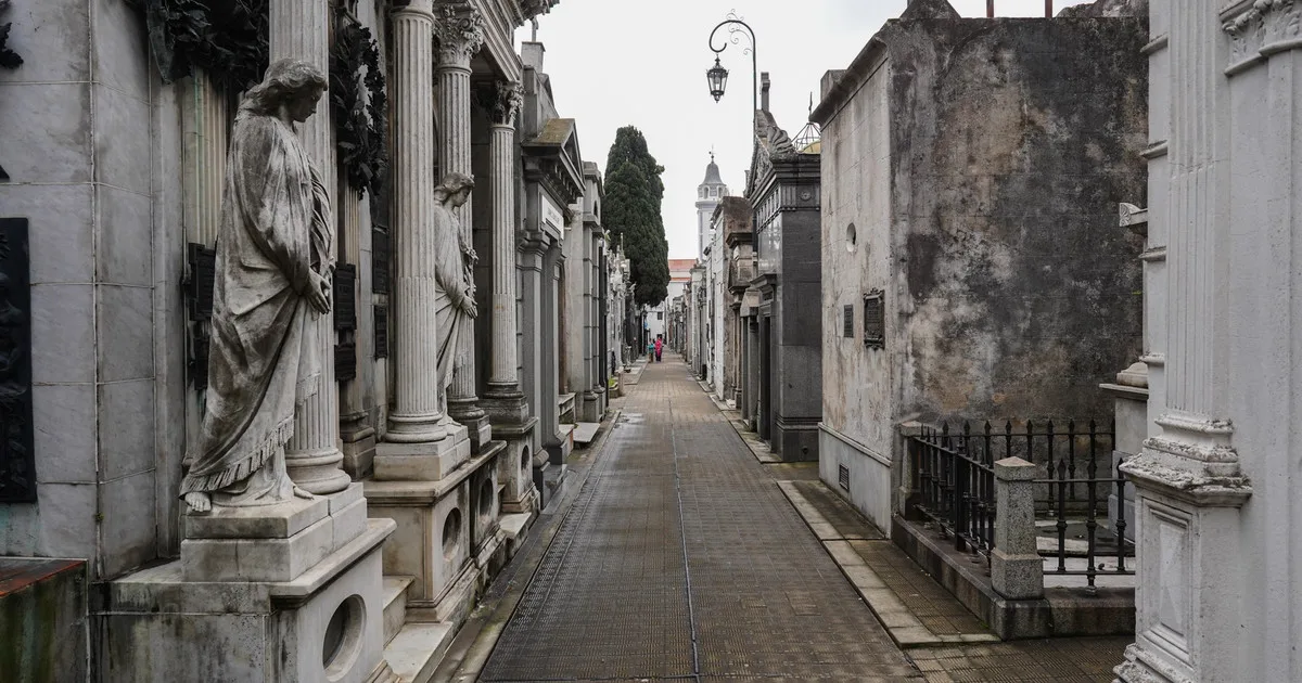 Piden retirar los féretros de una bóveda abandonada en Recoleta en la que planean abrir un local comercial