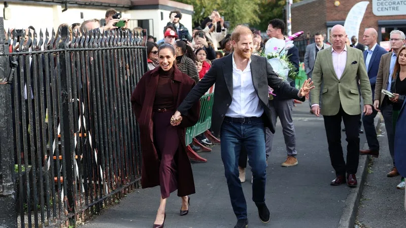 Bouquets de fleurs et selfies: Harry et Meghan accueillis avec enthousiasme à Nottingham pour leur première sortie publique ensemble depuis leur retour au Royaume-Uni
