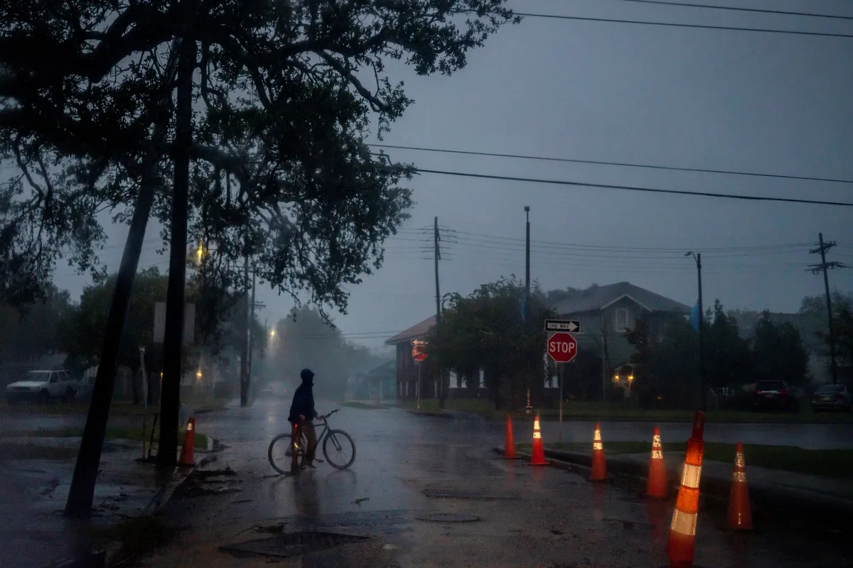 Millones de personas quedan bajo amenaza por una ola de tormentas e inundaciones que golpea el sur de Estados Unidos