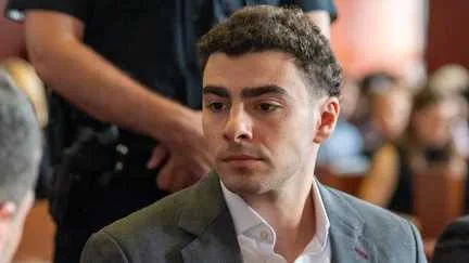 Accusé du meurtre d'un patron d'assurance américain, Luigi Mangione avoue lui avoir "tiré" dessus à New York