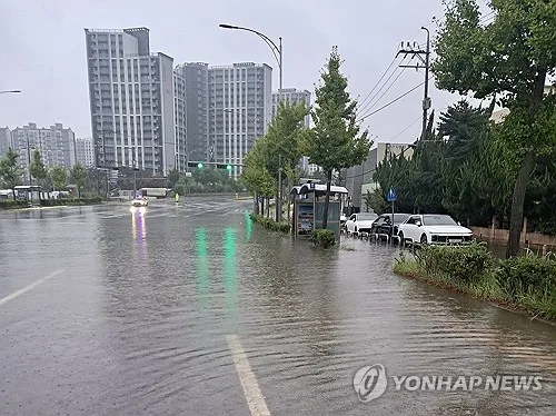 광복절 대체공휴일 전국 비 소식…경남에 최대 250㎜ 폭우