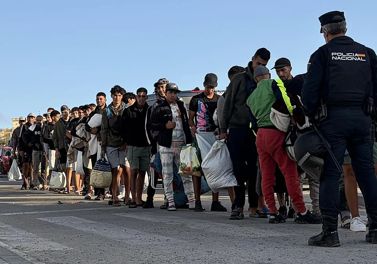 Sánchez admite que buques marroquíes entraron en aguas de Ceuta mientras miles de inmigrantes cruzaban la frontera