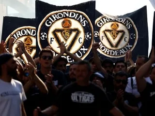Menacés de disparition, les Girondins de Bordeaux présentent un nouveau maillot… qui ne servira peut-être pas !
