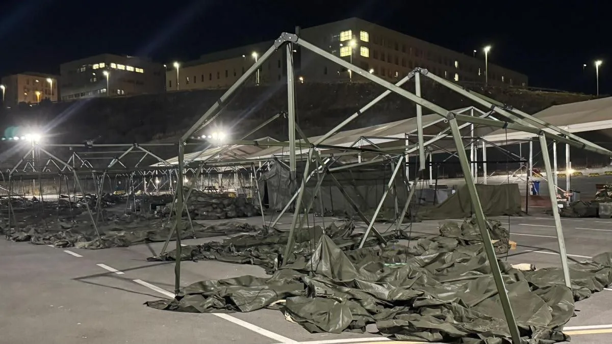 El viento tumba las tiendas militares del nuevo espacio para acoger inmigrantes en Ceuta