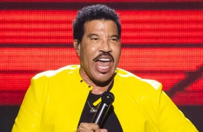 Lionel Richie está internado em UTI após passar mal e pedir uma cadeira no fim de show, diz TMZ