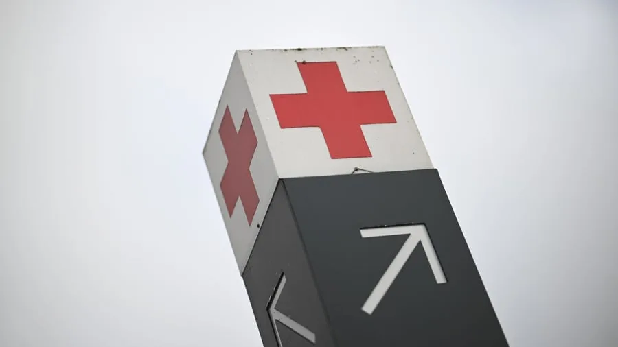 Praxis, Notarzt, Klinik?: Notfallreform: Was gilt aktuell bei Krankheit und Unfall?
