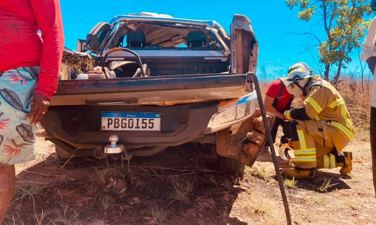 Carro capota em rodovia e deixa três adultos e uma criança em estado grave no oeste da Bahia; família voltava de velório