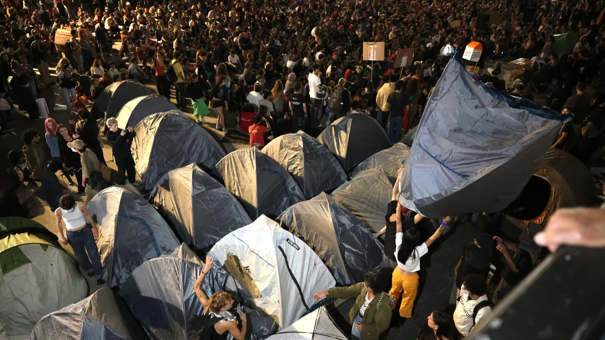 Habitação: Manifestantes no Porto decidem voltar a acampar na Praça D.João I