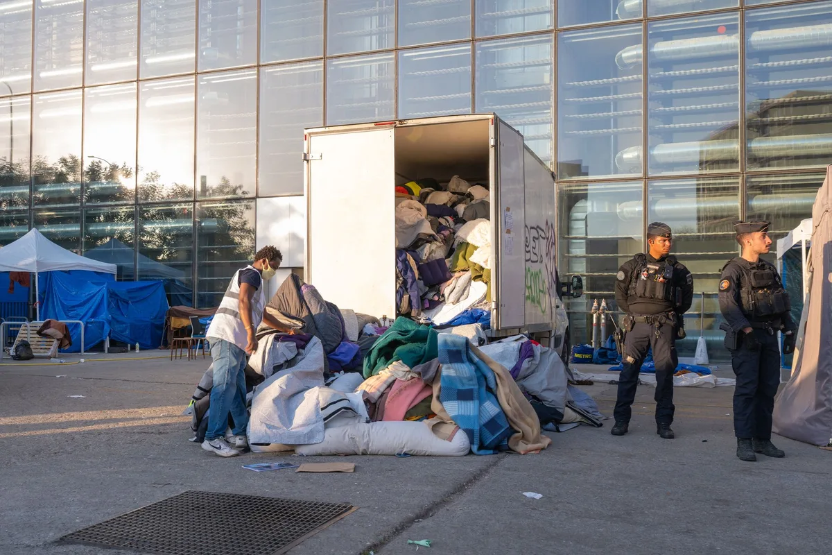 Après un mois d’occupation par des sans-abri, le parvis du Samu social de Paris évacué