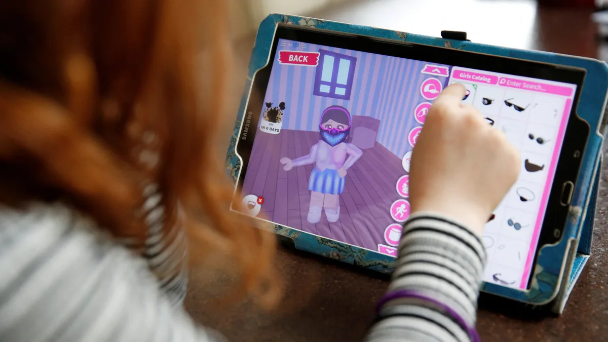 Roblox anuncia reforma de privacidad tras descubrirse que adultos pueden contactar con niños en la plataforma