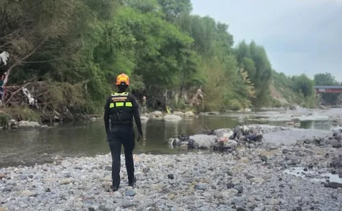 Reanudan búsqueda de joven arrastrado por la corriente en Monterrey; despliegan rescatistas y unidad canina