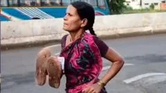 A mãe que viralizou ao correr descalça (e vencer) uma corrida para poder comprar o material escolar da filha