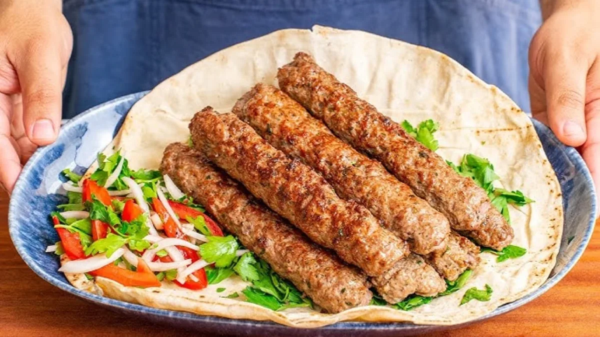 Qué son y cómo se preparan los kofta kebab, una tradicional receta turca con carne picada y una mezcla de especias