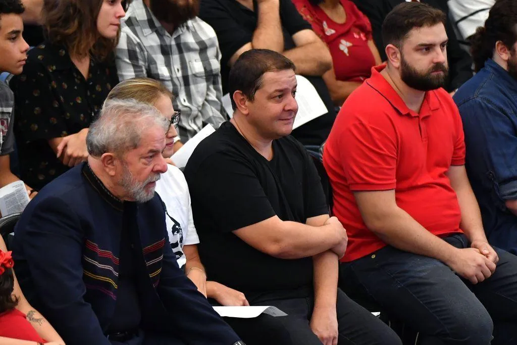Lula recebe advogado de Lulinha, ouve queixa de vazamentos e pede que filho explique acusações