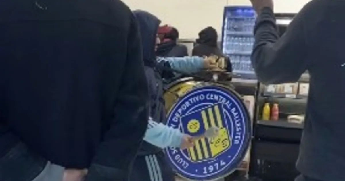Insólito: la barra de Central Ballester copó un supermercado con bombos para reclamar por una tele rota