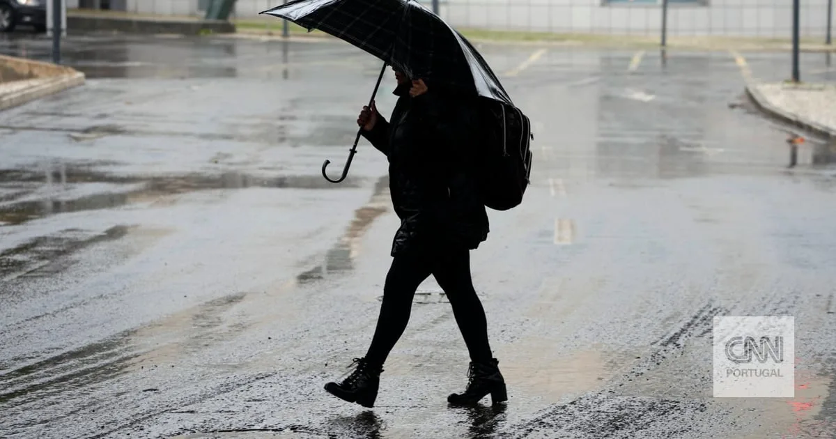 Chuva persistente, vento forte e agitação marítima: depressão com "características pouco habituais" para agosto pode afetar Portugal