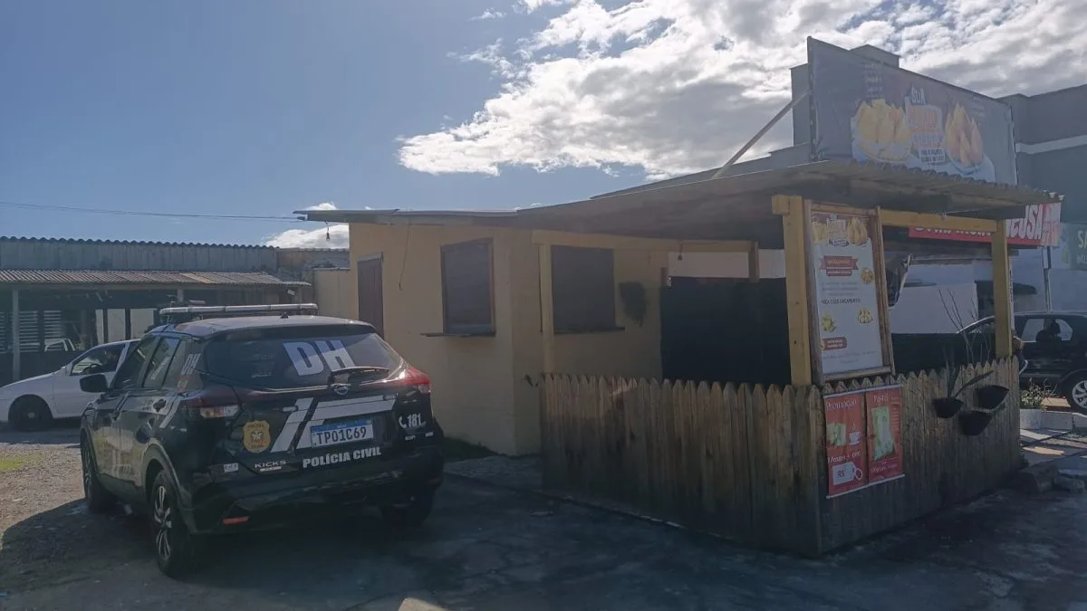 Objetos ensanguentados e câmera de segurança levam à prisão de homem suspeito de matar companheiro com pancadas na cabeça em SC