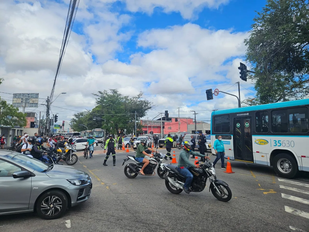 Motociclista e passageira morrem em acidente envolvendo caminhão e ônibus na Av. Bezerra de Menezes