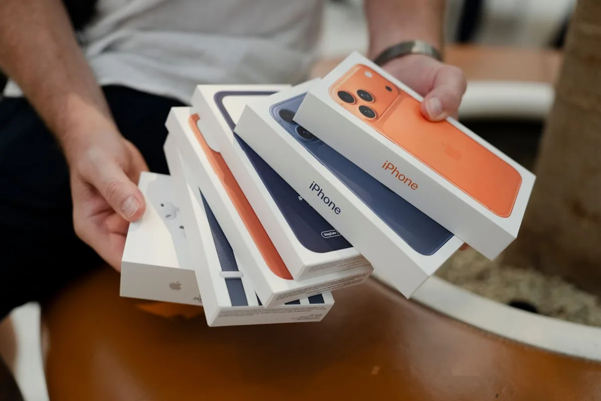Jovem rastreia iPhone roubado e descobre 'cemitério de celulares'