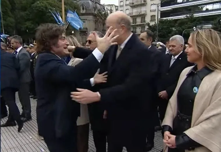 El fuerte abrazo de Milei a Sturzenegger en el acto por San Martín