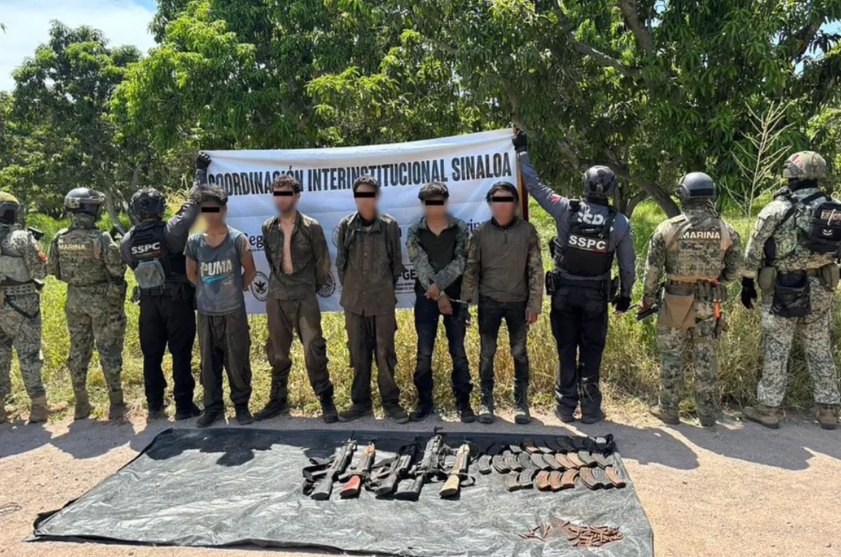 Detienen a ocho personas y decomisan arsenal en Sinaloa