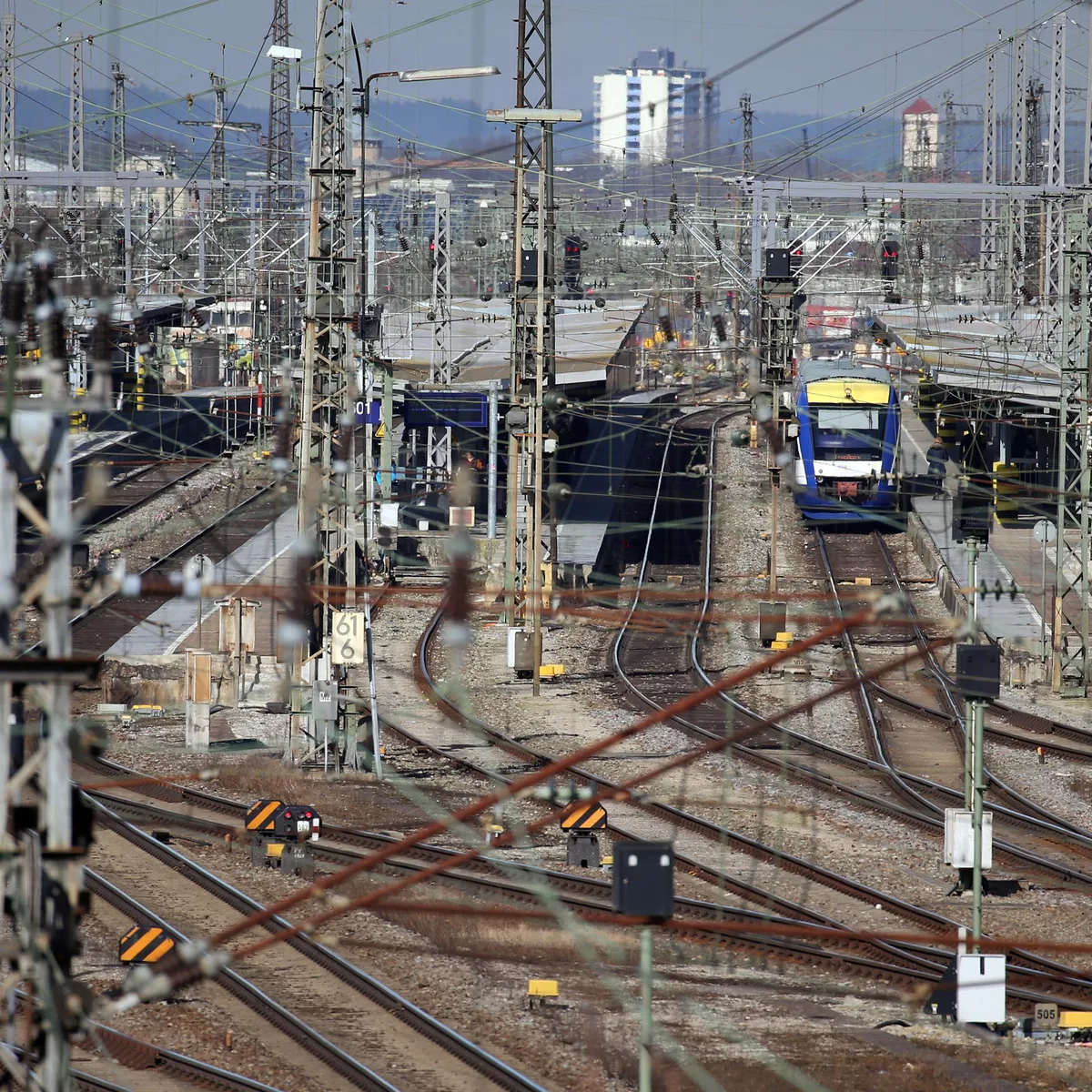 Bayern - Mehrere Verletzte bei Explosion nahe Augsburger Hauptbahnhof - Zugverkehr nach Fund von verdächtigem Gegenstand eingestellt