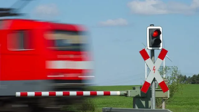 Unglück in Deggendorf: Seniorin wird an Bahnübergang von Zug erfasst und stirbt