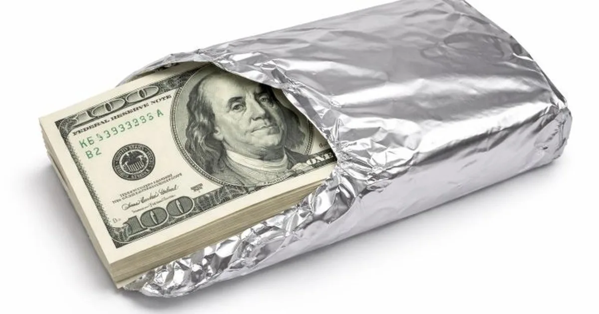 Envolver los dólares con papel aluminio: para qué sirve y por qué lo recomiendan